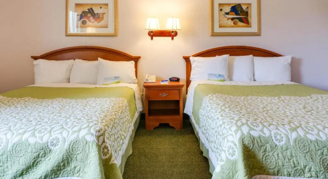 Четырёхместный номер Standard Days Inn & Suites by Wyndham Fullerton