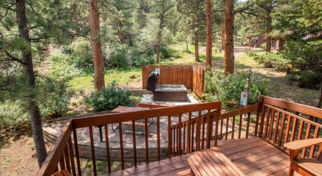 Коттедж Castle Mountain Lodge