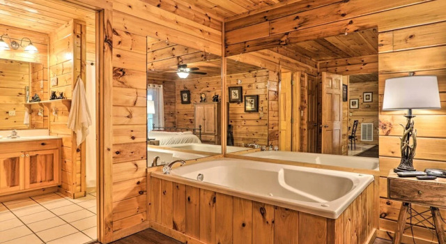 Коттедж с 2 комнатами Cabin w/ Deck + Fireplace < 3 Mi to Dollywood!