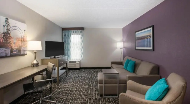 Люкс Deluxe La Quinta Inn by Wyndham Davenport & Conference Center