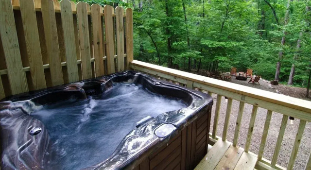 Arabella Cozy Nest With Hot Tub and Fire Pit in the Backyard by Redawning, Book Hotel Hoteller i Hochatown med parkering, Parkering