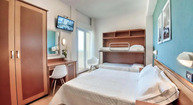 Четырёхместный номер Standard с видом на море Hotel Colorado Cesenatico