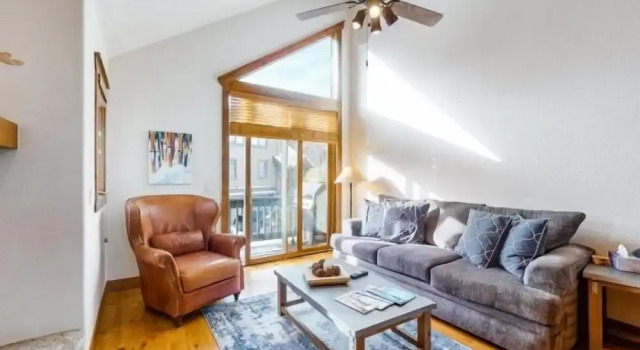 Ski In, Ski Out 3 Bedroom Townhome at Snowflake Lift - Private Hot Tub, Rezerwuj Dom wakacyjny Hotele w Vail Ski z parkingiem, Parking