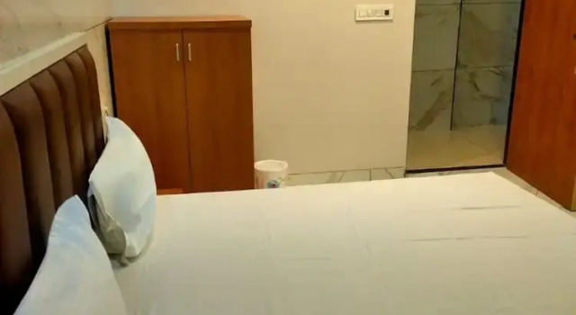 Номер Deluxe Goroomgo Janata Inn Gujarat