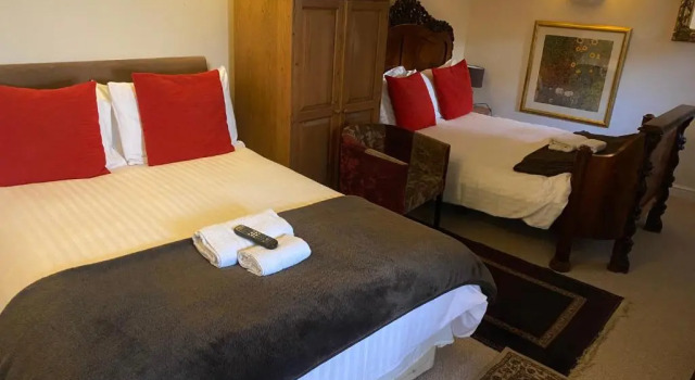 Трёхместный номер Standard The Old Court Hotel
