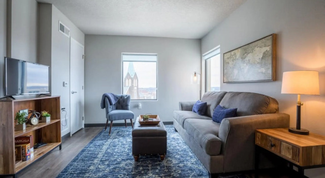 Beautiful Downtown Suite With Free Parking Gym More, Забронировать Отель Де-Мойн Айова, рядом с UnityPoint Health - Iowa Lutheran Hospital