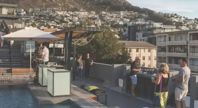 Modern Sea Point Apartment Rooftop Pool, Забронировать Апартаменты/квартира Отели Cape Peninsula с парковкой, Парковка