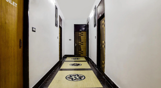 OYO Flagship 70121 Savera Inn
