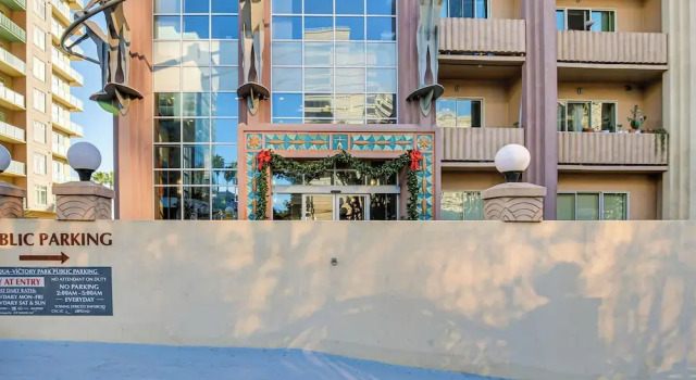 Luxe Long Beach Condo w/ Pool: 1 Mi to Shoreline!, Забронировать Апартаменты/квартира Лонг-Бич Большой Лос-Анджелес, рядом с International City Theatre