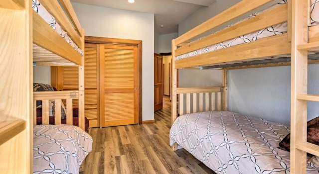 Incline Village Townhome w/ Forest-view Deck, Забронировать Апартаменты/квартира Инклайн-Виллидж North Lake Tahoe