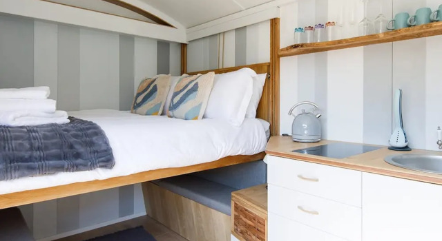 Gorgeous Shepherds Hut - Walk to Beach Pub, Забронировать Отель Отели Исторического графства Суссекса с парковкой, Парковка