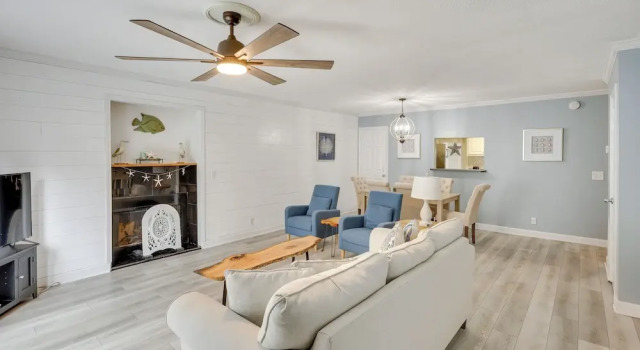 3 Mi to St Simons Beach: Gem w/ Pool Access & Deck