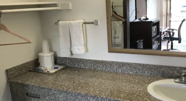 Standard Zimmer Interstate Motel