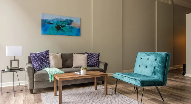 Downtown 1 & 2 BR Apt with Kitchen by Frontdesk, Забронировать Апартаменты/квартира Апартаменты Кливленда, рядом с Торговый комплекс Galleria at Erieview, Апартаменты/квартира