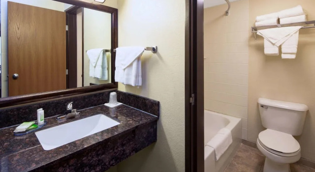 Двухместный номер Standard с видом на озеро AmericInn by Wyndham Ashland