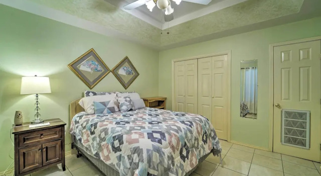 Deck & Pool Access: Long Island Village Escape, Забронировать Дом для отпуска Порт-Изабель Rio Grande Valley