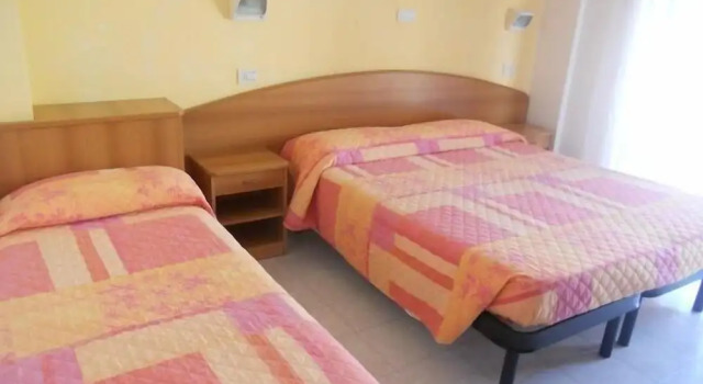 Четырёхместный номер Standard с балконом Hotel Emilia
