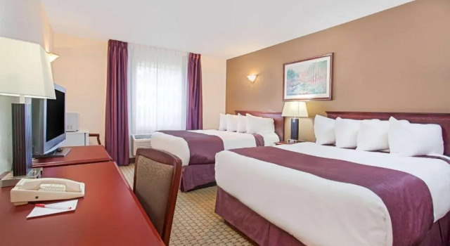 Четырёхместный номер Standard Ramada by Wyndham Red Deer Hotel & Suites