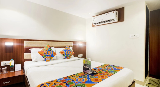 Номер Deluxe FabHotel Castle Inn