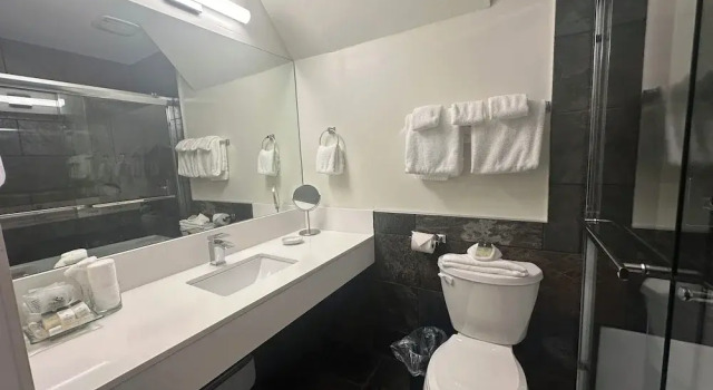 Четырёхместный номер Deluxe с балконом и с видом на океан Rockwater Secret Cove Resort