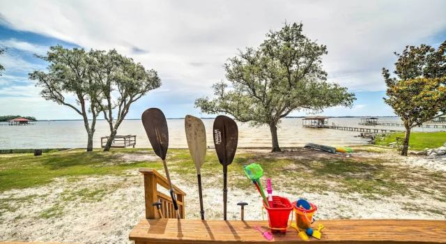 Waterfront Perdido Beach House w/ Canoes & Kayaks!, Boek Vakantiehuis Hotels in Alabama met parkeren, Parkeren