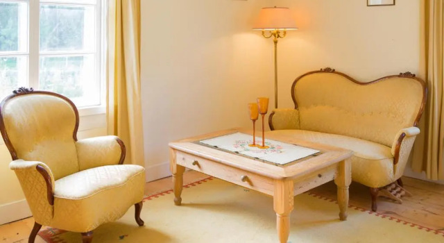 Lovelund Farm House, Rezerwuj Pobyt na farmie Hotele w Svealand z parkingiem, Parking