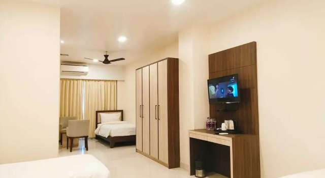 Кровать в общем номере Sambhabana Hotel & Suites