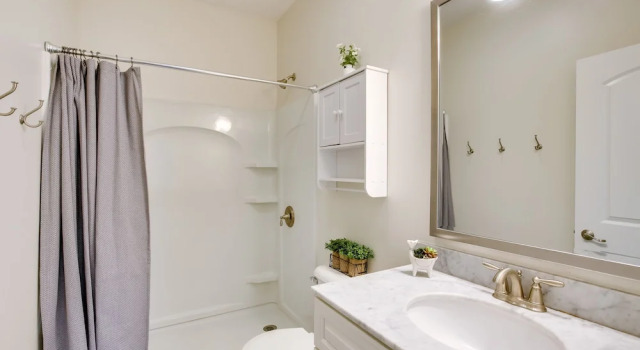 Коттедж с 3 комнатами Mankato Getaway w/ Game Room & Salt Water Hot Tub!