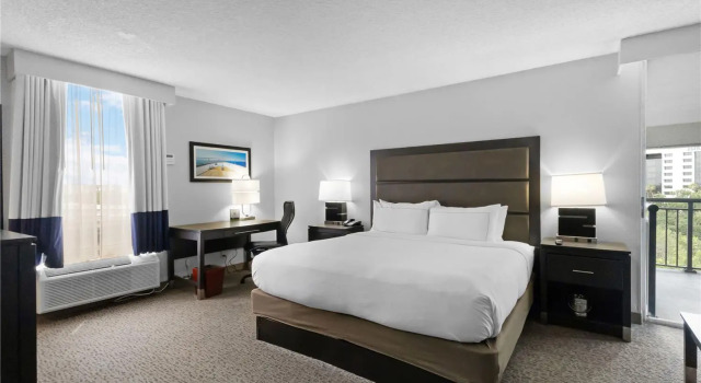 Двухместный номер Standard с балконом DoubleTree by Hilton Palm Beach Gardens