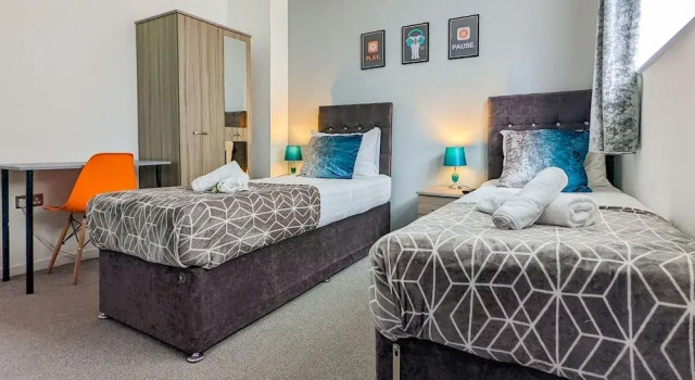 Group Stay Deasls on Outfield 5BR House w 10 Beds