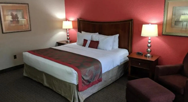 Номер Standard Ramada by Wyndham Raleigh