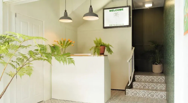Foools Inn - Trendy Rooms available in the Heart of Sea Point, Забронировать Отель Отели Cape Peninsula с парковкой, Парковка