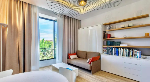 GRAND HÔTEL Golden Square 3 min to Beach Green Corridor View AC, Забронировать Отель Ницца Приморские Альпы, рядом с Касл-Хилл
