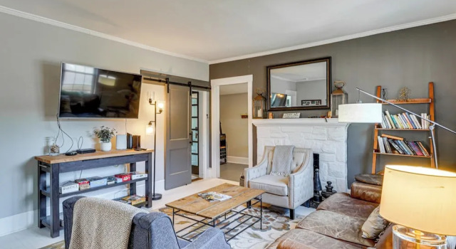 Walkable Location! Dtwn Cary Escape w/ Fire Pit, Забронировать Дом для отпуска Кэри Raleigh-Durham Metropolitan Area, рядом с Пивоваренная компания Bond Brothers