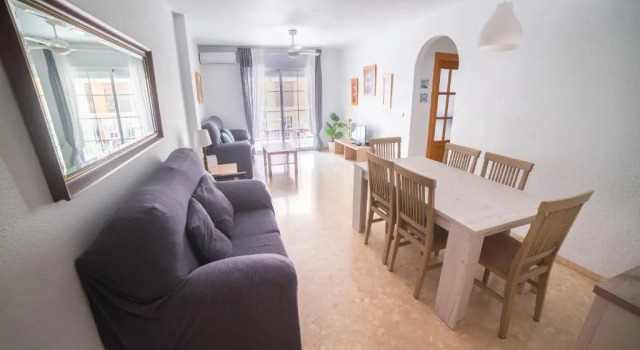 Apartamento con piscina y terraza a 50 metros de la playa