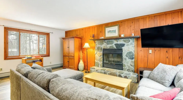 7 Mi to Mt Snow Resort: Family Home w/ Fire Pit!