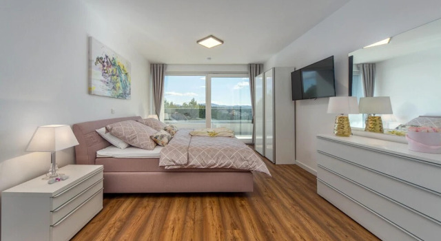 Nice Home in Sibenik With Sauna, 5 Bedrooms and Heated Swimming Pool, Забронировать Дом для отпуска Виллы Шибеник, рядом с Частный Пляж «Ярам Апартментс», Вилла