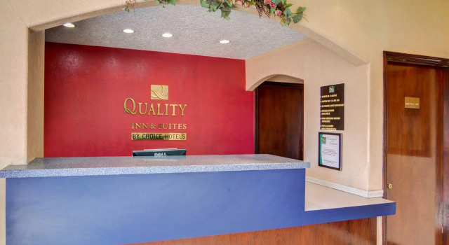 Quality Inn & Suites, Book Hotel Hoteller i Canton med parkering, Parkering