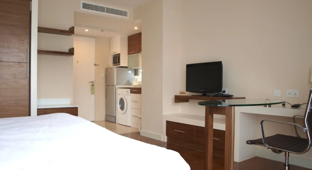 Номер Deluxe с балконом Thomson Residence Hotel