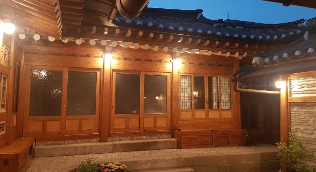 Кровать в общем номере Sophia Hanok Guesthouse