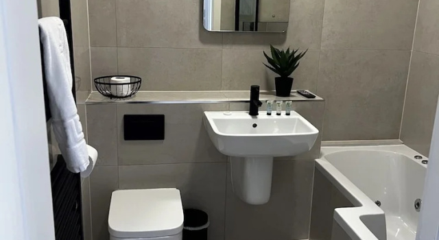 Двухместные апартаменты Luxury Spire Accommodations Ltd.