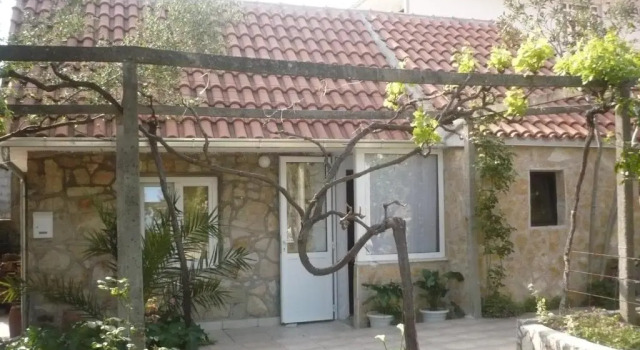 House With Grill And Parking