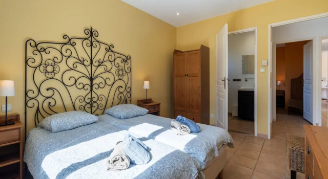 Villa in Montbrun With Pool and Mountain Views, Boek Villa Vakantiehuizen in Aude, Cottage