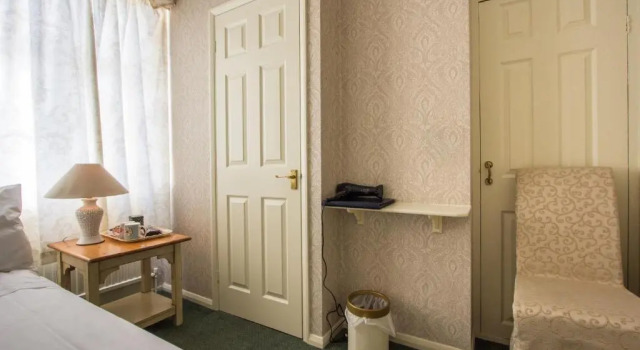 Economy Zimmer Hubert House