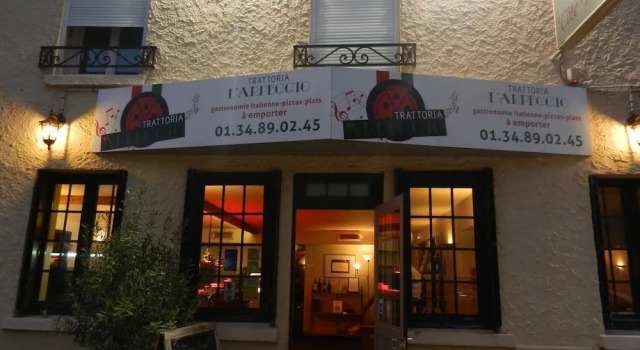 Larpege, Book Hotel  