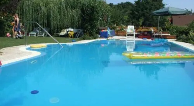 Nádfedeles Apartmanház, Rezervovat Hotel Balatonalmádi 