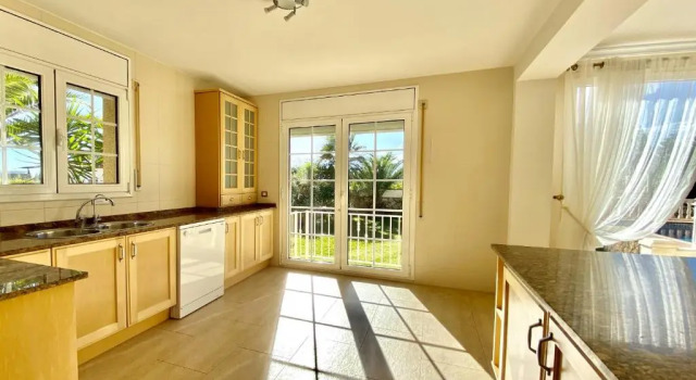 Вилла Villa Montserrat 4bedroom with sea and mountain views & air-conditioning & private swimming pool