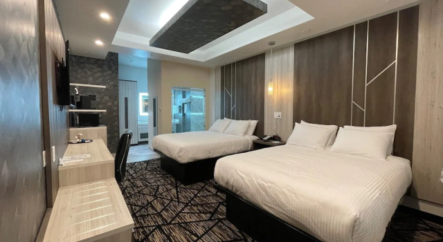 Четырёхместный номер Standard Comfeeni Inn and Suites