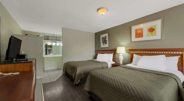 Четырёхместный номер Standard Knights Inn Burlington