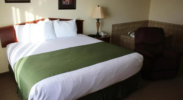 Cobblestone Hotel - Fairbury, Забронировать Отель Фэрбери штат Небраска